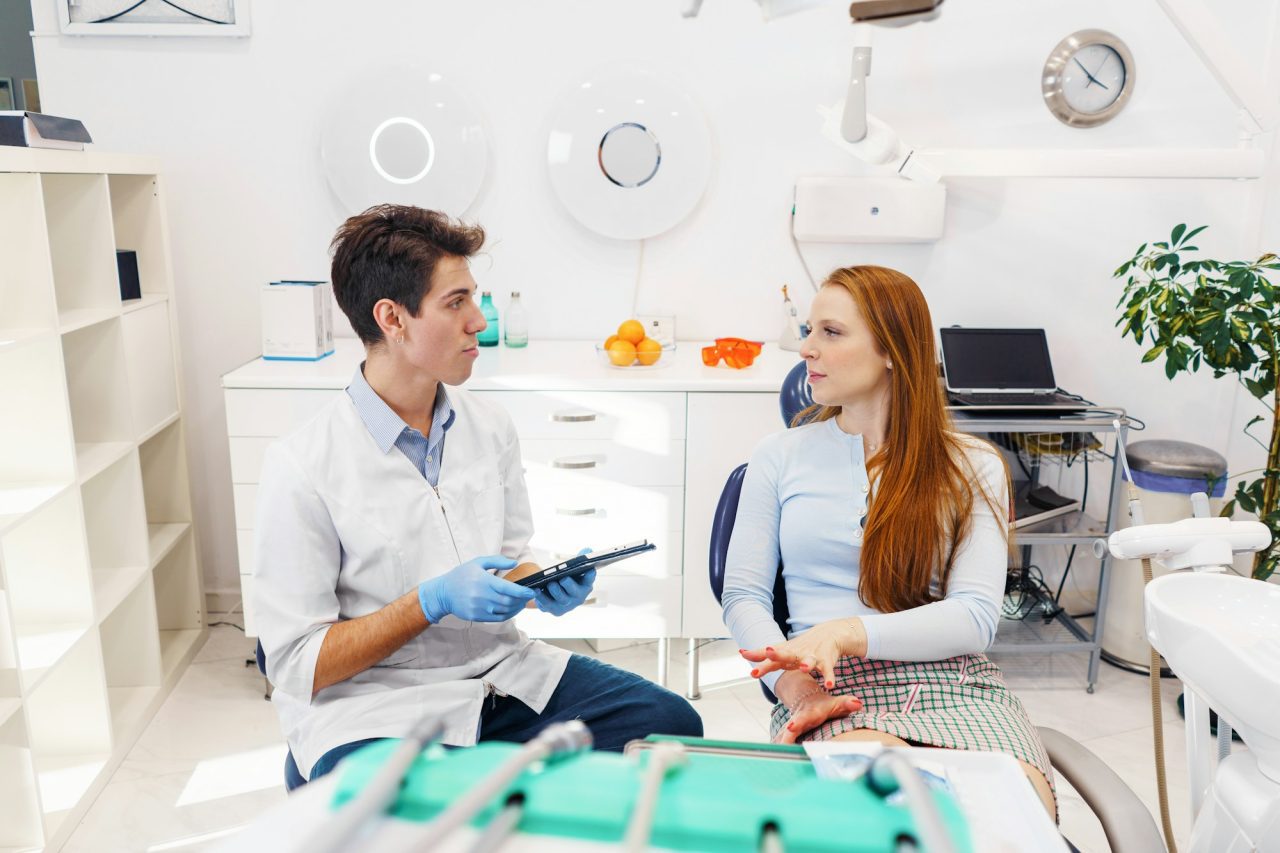 Pacienți în cabinetul stomatologic modern Dynamic Dental
