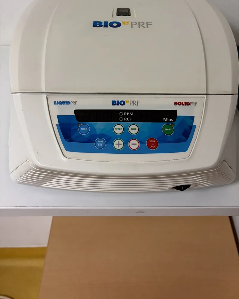 Centrifuga BIO-PRF folosită la Dynamic Dental pentru prepararea PRF din sângele pacientului